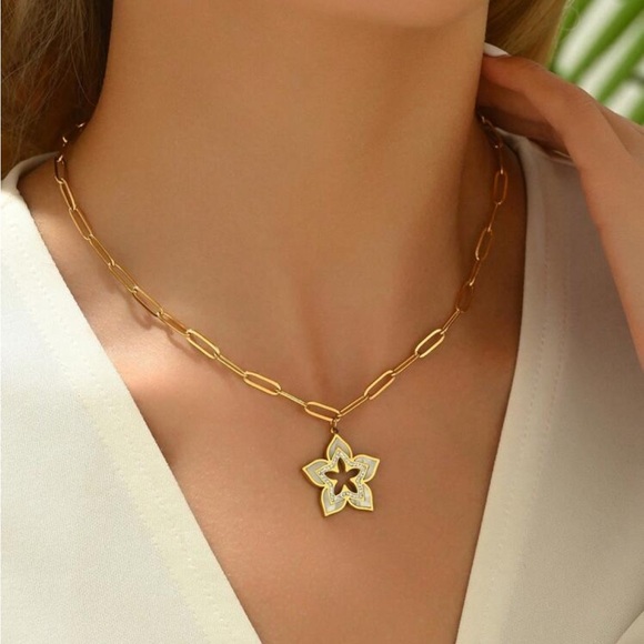 Gorgeous Mother of Pearl CZ Flower Pendant Paper Clip Chain Necklace in Gold - Picture 5 of 7